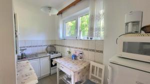 Kuchyňa alebo kuchynka v ubytovaní Fenyves Villa