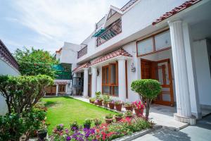 a courtyard of a house with potted plants and flowers at Matrika Homestay in Lucknow