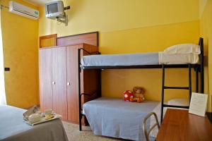 Poschodová posteľ alebo postele v izbe v ubytovaní Hotel Sirena