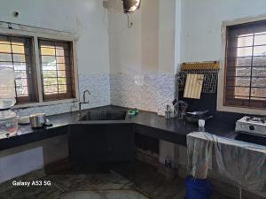 una cocina con fregadero y encimera en Purple Orchid, en Guwahati