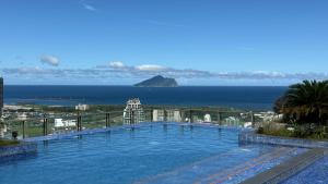Una gran piscina con vista al mar. en 湯之宿, en Toucheng