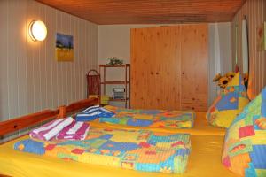 ein Schlafzimmer mit 2 Betten und Handtüchern darauf in der Unterkunft Unterkünfte in Zarrendorf in Zarrendorf