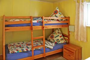 1 Schlafzimmer mit 2 Etagenbetten mit blauer Bettwäsche in der Unterkunft Unterkünfte in Zarrendorf in Zarrendorf