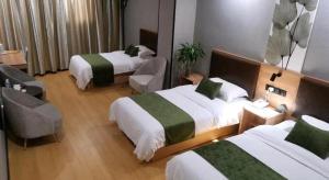 Postel nebo postele na pokoji v ubytování GreenTree Inn Yixing Zhangzhu Express Hotel
