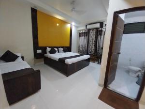 Hotel Sachidanand-Walkable distance from Temple客房内的一张或多张床位