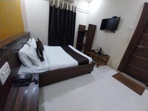 Hotel Sachidanand-Walkable distance from Temple客房内的一张或多张床位