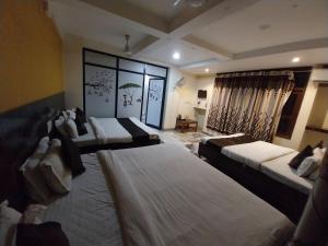 Hotel Sachidanand-Walkable distance from Temple客房内的一张或多张床位