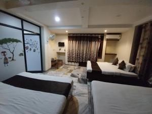 Hotel Sachidanand-Walkable distance from Temple客房内的一张或多张床位