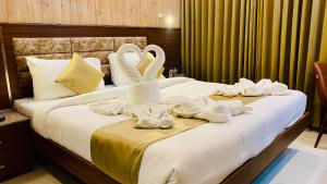 Ένα ή περισσότερα κρεβάτια σε δωμάτιο στο THE CLAN HOTEL - VIJAY NAGAR Indore