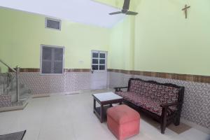 Χώρος καθιστικού στο Hotel O Santoshi Guest House