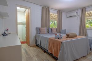 a bedroom with a bed with two towels on a table at Pousada Vila Sossego in Lençóis