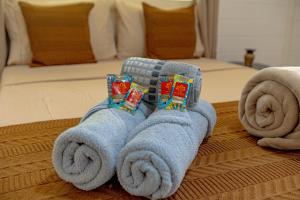 a towel on a bed in a hotel room at Pousada Vila Sossego in Lençóis +57 photos