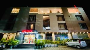 インドールにあるTHE CLAN HOTEL - VIJAY NAGAR Indoreの建物の前に車が駐車されている +199枚の写真