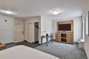 The Penn Stroud, Stroudsburg - Poconos, Ascend Hotel Collection的电视和/或娱乐中心