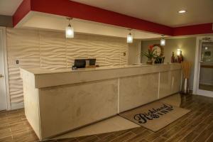 a lobby with a large counter with at Richland Inn in Lawrenceburg