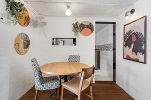 Φωτογραφία από το άλμπουμ του Sofia 1BHK Khar W by The Bombay Home Company στη Μουμπάι +17 φωτογραφίες