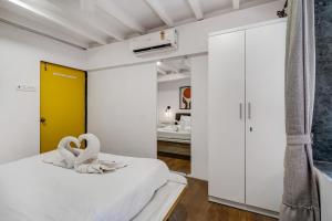Ένα ή περισσότερα κρεβάτια σε δωμάτιο στο Sofia 1BHK Khar W by The Bombay Home Company