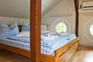 a bedroom with a bed with blue and white sheets at Ferienwohnungen am Nationalpark in Sassnitz