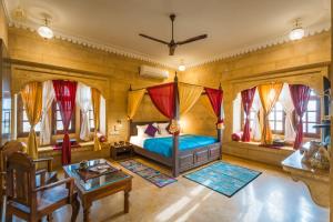 Postel nebo postele na pokoji v ubytování The Jaigarh Palace Jaisalmer + 37 fotografií