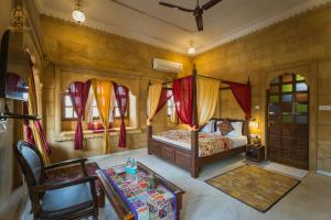 Postel nebo postele na pokoji v ubytování The Jaigarh Palace Jaisalmer