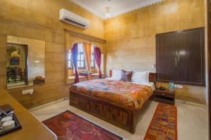 Postel nebo postele na pokoji v ubytování The Jaigarh Palace Jaisalmer