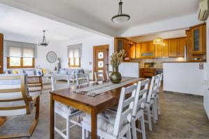 Kuchyň nebo kuchyňský kout v ubytování Villa Margini, Aegean Views , Pool Villa, Skopelos