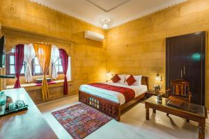Postel nebo postele na pokoji v ubytování The Jaigarh Palace Jaisalmer