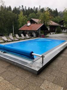 Bazén v ubytování Feriendorf Adalbert Stifter mit Schwimmbad und Sauna nebo v jeho okolí