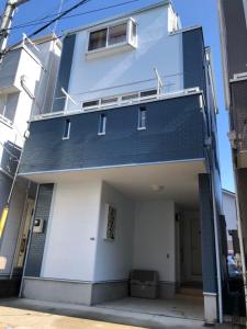 東京にあるUU Houseの青白の建物