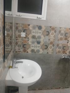 Ένα μπάνιο στο Room with private bathroom in a flat