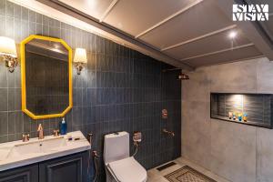 Koupelna v ubytování StayVista at The Emily Chalet 7 BR House in Nainital with Bonfire, BBQ + 40 fotografií