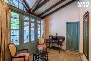 Fotografie z fotogalerie ubytování StayVista at The Emily Chalet 7 BR House in Nainital with Bonfire, BBQ v destinaci Nainital