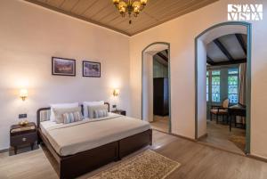 Postel nebo postele na pokoji v ubytování StayVista at The Emily Chalet 7 BR House in Nainital with Bonfire, BBQ + 42 fotografií