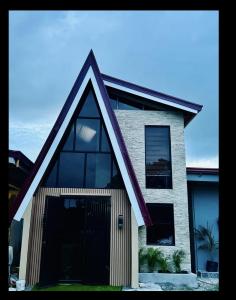 AlfonsoにあるTiny House Quaint Getaway Near ArqaPalm Alfonsoの三角の屋根とドアのある家