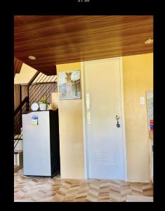 AlfonsoにあるTiny House Quaint Getaway Near ArqaPalm Alfonsoの白い冷蔵庫(ドア付)