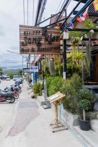 パンガン島にあるSongklerの通りの脇の看板