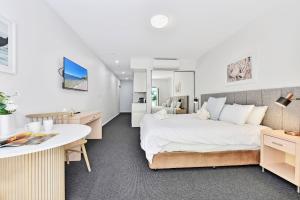 Postel nebo postele na pokoji v ubytování J's Resort Pacific Blue Swim Up-Studio B