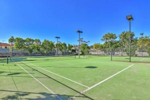 Tenis a/nebo squash v ubytování J's Resort Pacific Blue Swim Up-Studio B nebo okolí