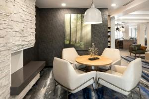 Χώρος καθιστικού στο Fairfield Inn & Suites – Buffalo Airport