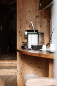 una mesa de madera con una tostadora encima en Lifestyle & Spa Hotel Grächerhof, en Grächen