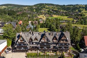 - une vue aérienne sur un complexe avec une montagne dans l'établissement Apartamenty Krzeptowskiego 2 Zakopane, à Zakopane