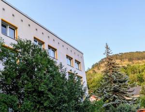 Nespecifikovaný výhled na hory nebo výhled na hory při pohledu z hotelu