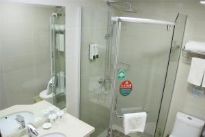 Um banheiro em GreenTree Inn Hainan Haikou Guomao Business Hotel