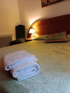 a group of towels sitting on top of a bed at Casa amb jardí a Vilaür-Costa Brava - Alt Empordà in Vilaur