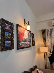 uma sala de estar com duas fotografias na parede em French Vibes- Luxury apartment, flat, high rise in Gurgaon, Delhi, NCR em Gurgaon