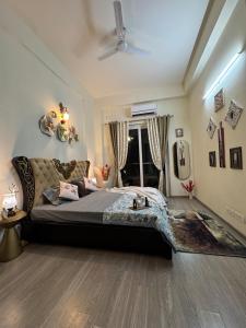 um quarto com uma cama grande e um sofá em French Vibes- Luxury apartment, flat, high rise in Gurgaon, Delhi, NCR em Gurgaon