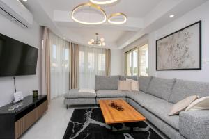 Televisyen dan/atau pusat hiburan di MyCyprusStay - Jo's Sunny SeaView Villa