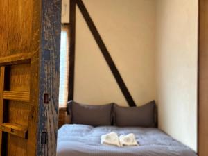 Un dormitorio con una cama con dos toallas encima. en 古民家宿 AKIYA nehemiah 淡路島, en Awaji