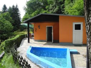HertigswaldeにあるFerienhaus am Urzeitpark Sebnitzの建物の前の大きな青いプール