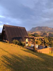 a cabin on a hill with a view of mountains at Chalé Recanto da Coruja in Barracão +25 photos